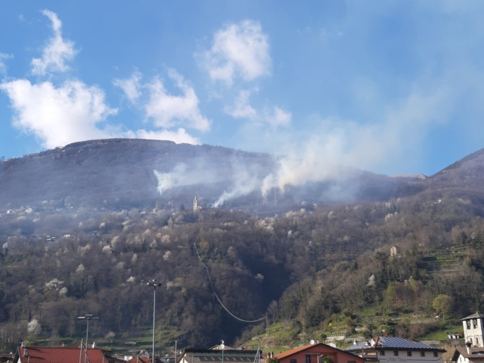 Alto Lago: incendio nei boschi a Montemezzo