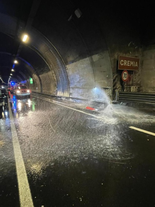 Si allaga la galleria San Nicolao a Cremia