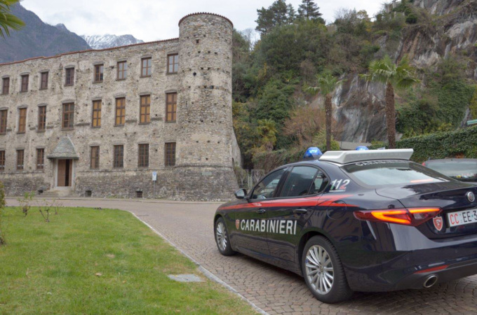 Ruba due smart phone all’Iperal, 18enne arrestato