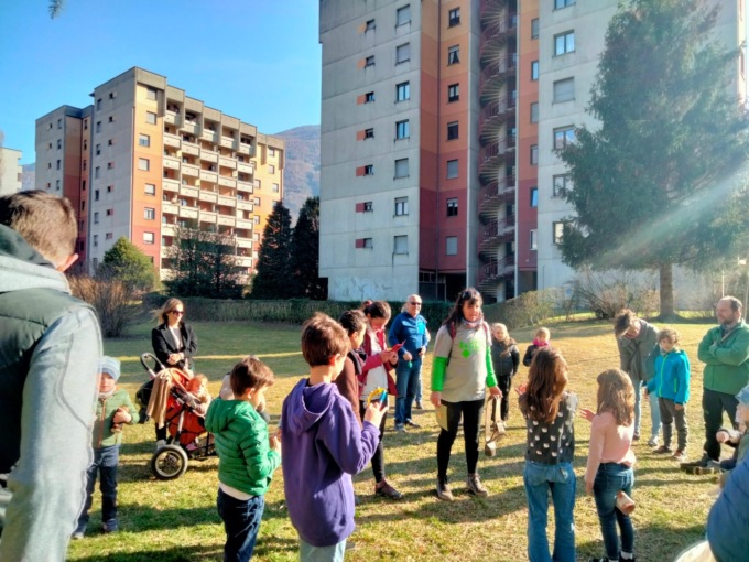 A Sondrio i bambini in gruppo per risvegliare l’erba e… la pioggia