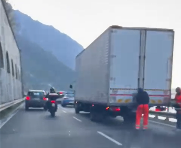 Rubano un camion e lo abbandonano per strada: traffico in tilt lungo la Statale 36