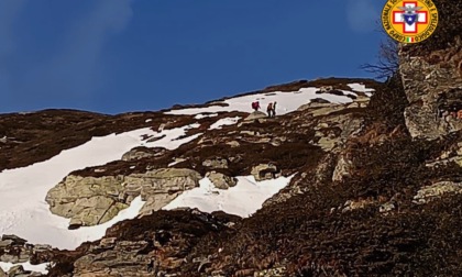 Soccorsi raggiungono escursionista bloccato sulla neve e lo mettono in salvo