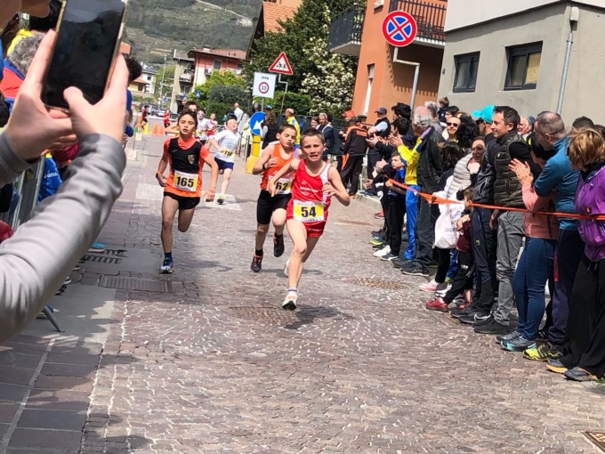 Staffetta di primavera: premiata ditta Zugnoni tra gli uomini e le giovani di Bracco Atletica tra le donne