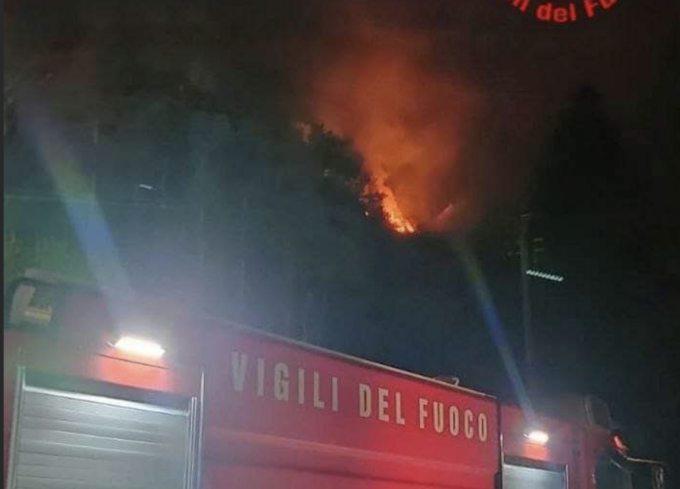 Incendio nei boschi a Colico