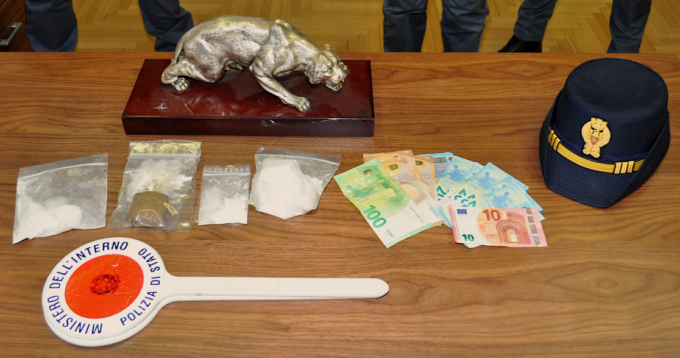 Viaggiavano con cocaina e hashish: due arresti