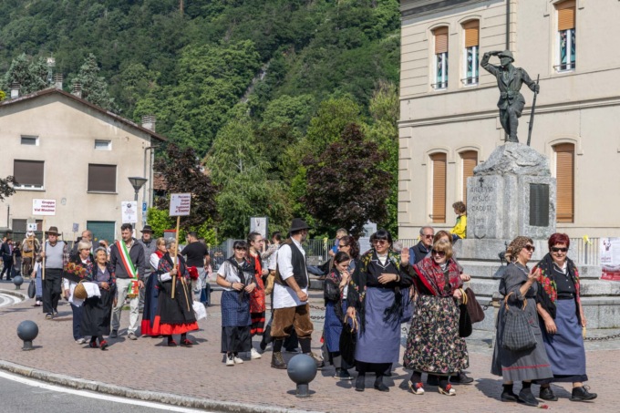 Festa ad Ardenno con i costumi tradizionali