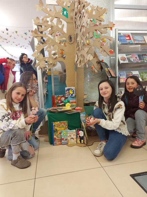 Si è conclusa con successo l’iniziativa “Un fiore per un libro”