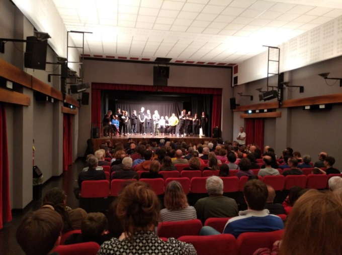 Grande successo per lo spettacolo “Che Pirla – sempre con il telefono in mano”