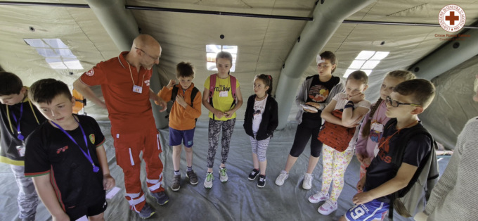 I bambini piccoli operatori della Croce Rossa