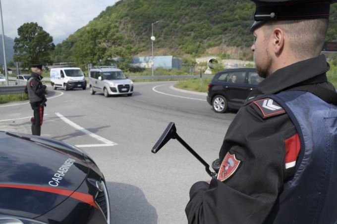 In due fuggono dai carabinieri: uno finisce in arresto, l’altro sparisce nel centro di Talamona