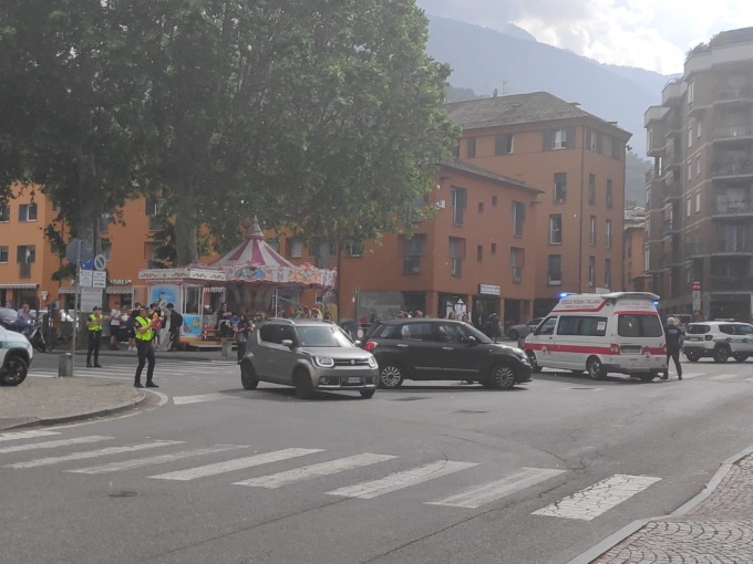 Cade con la moto dopo l’impatto con un’auto, paura per un ragazzino