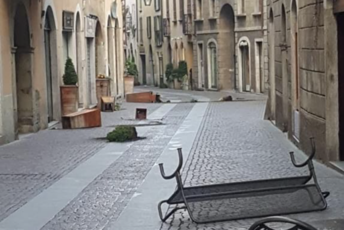 Vandali in azione in centro a Chiavenna: la videosorveglianza li ha già individuati