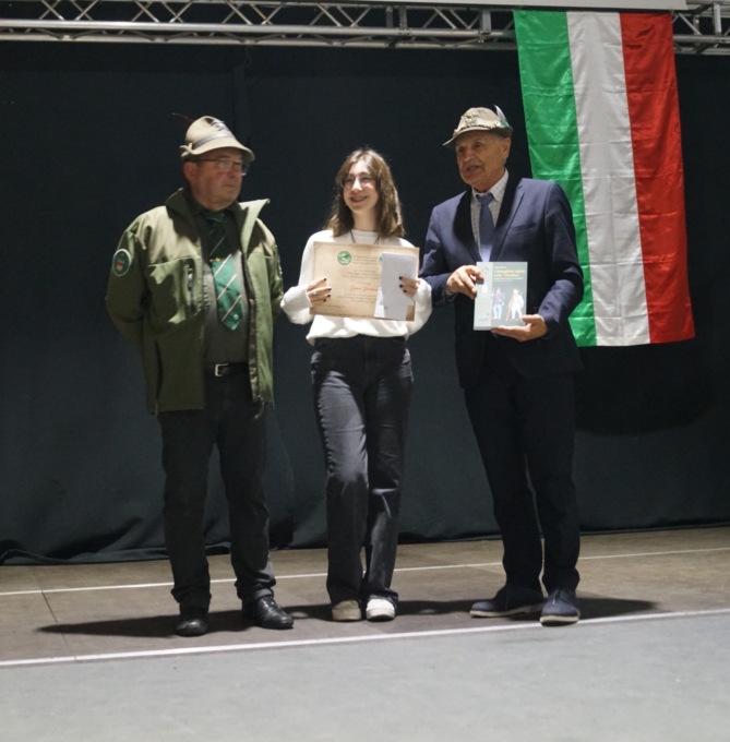 Alpini e studenti uniti in un abbraccio