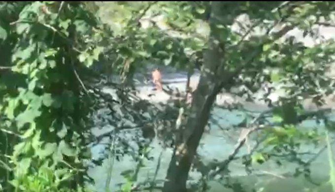 Nudisti prendono il sole sulle rive dell’Adda