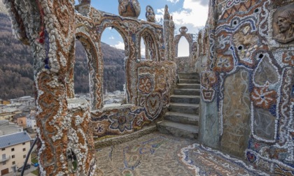 Il "Castello di Gaudì", preso di mira dai turisti, crea non pochi problemi al paese