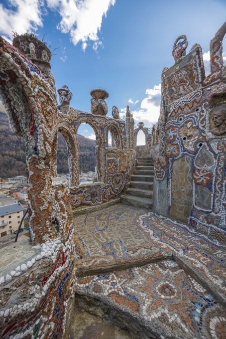 Il “Castello di Gaudì”, preso di mira dai turisti, crea non pochi problemi al paese