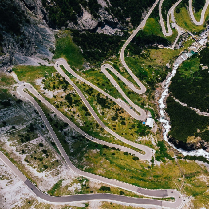 Al via la stagione dello sci estivo e del cicloturismo sui grandi passi alpini