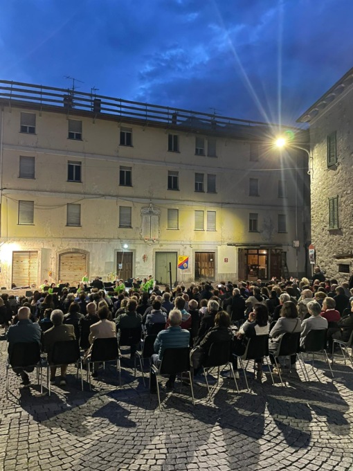 “Note a due passi da cielo”, emozioni in piazza Repubblica con Bandainsieme