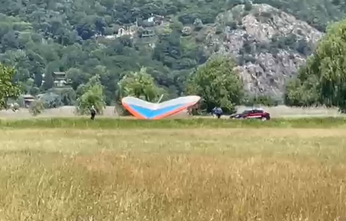 Deltaplano precipita nei campi a Sorico