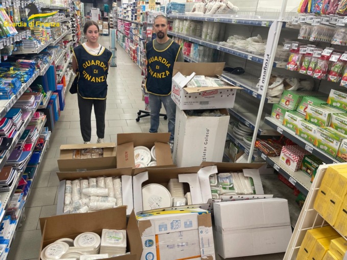 La Guardia di Finanza sequestra 18 mila prodotti in plastica pericolosi