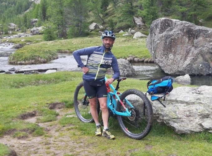 Stroncato da un malore a 46 anni mentre è in bicicletta