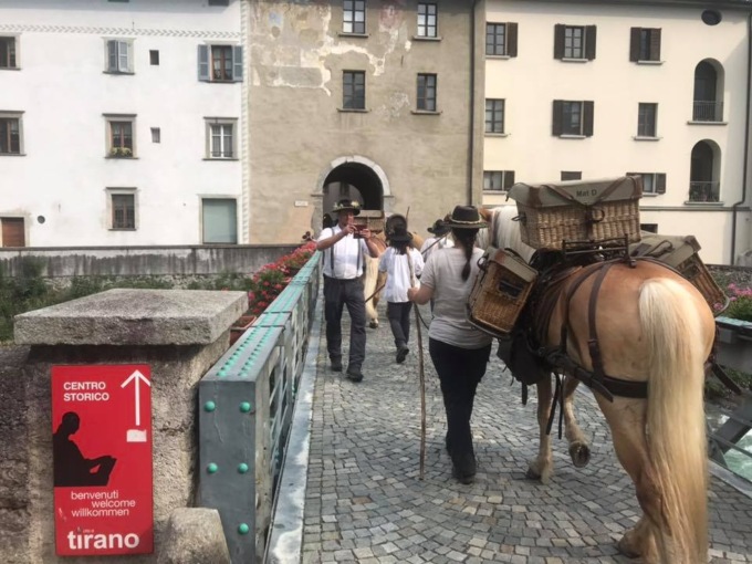 Arrivo della carovana di somieri partiti da Klosters
