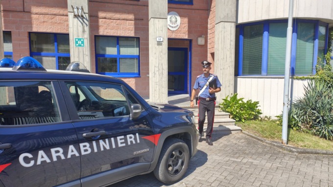 Torna a casa dei genitori nonostante il divieto del tribunale, giovane arrestato a Samolaco