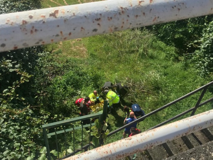 Cade dalla scaletta che porta nel terreno sotto la strada, donna grave