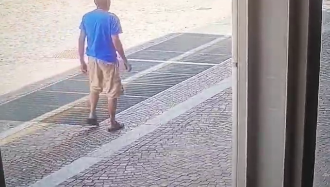 Lascia le proprie deiezioni in centro a Chiavenna ma “l’artista” viene ripreso dalle telecamere