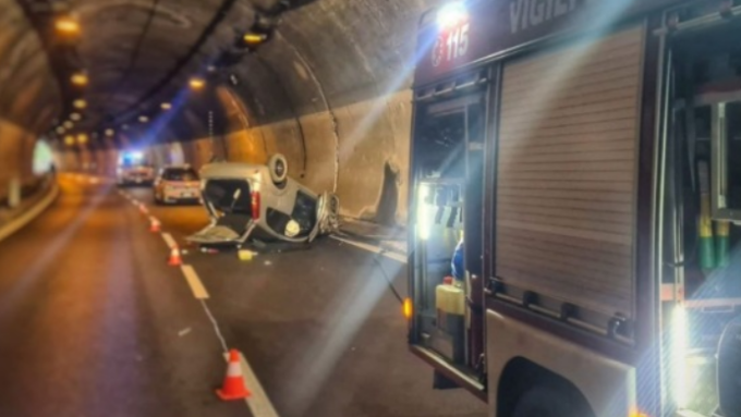 Auto ribaltata in galleria lungo la Statale 36
