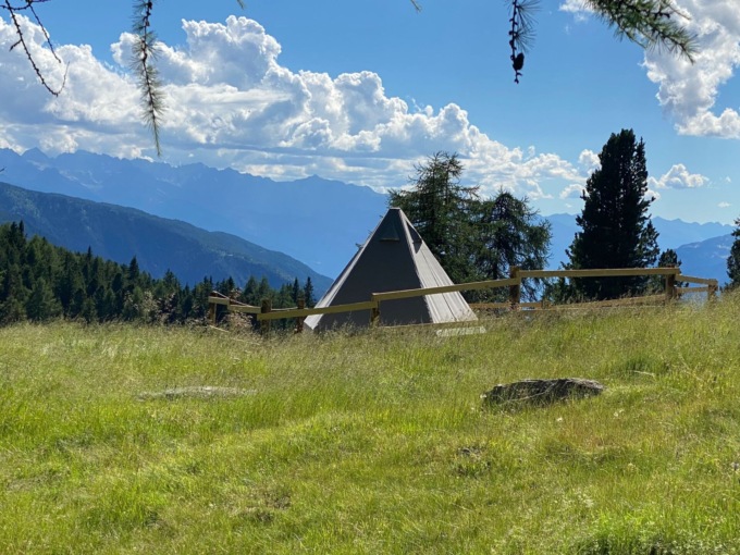Turismo sostenibile e glamping: la Tipì Alpina arriva tra Valcamonica e Valtellina