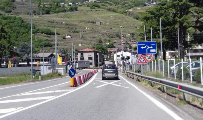 Travolge la sbarra del passaggio a livello e si allontana