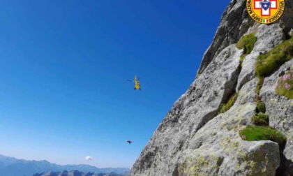 Scarica di massi investe cordata di alpinisti sul Pizzo Badile