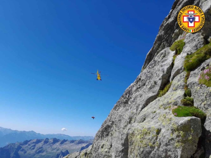 Scarica di massi investe cordata di alpinisti sul Pizzo Badile