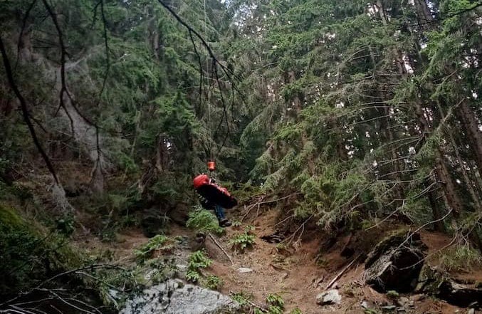 Cercatore di funghi ferito e recuperato dai soccorritori
