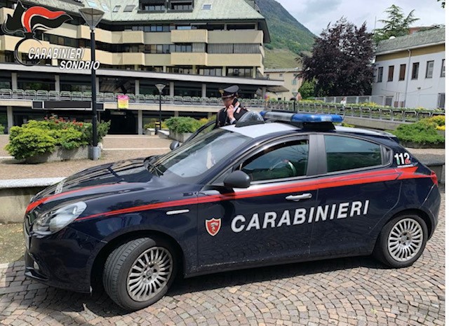 Picchia la compagna e aggredisce i Carabinieri, 33enne finisce in carcere