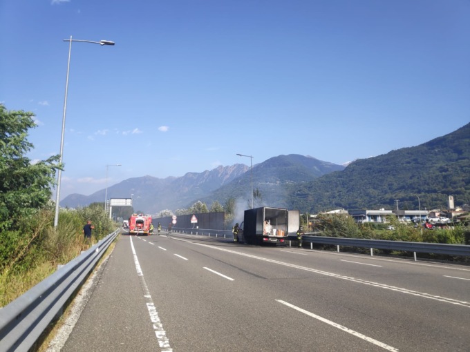Furgone in fiamme, chiusa temporaneamente la Statale 38