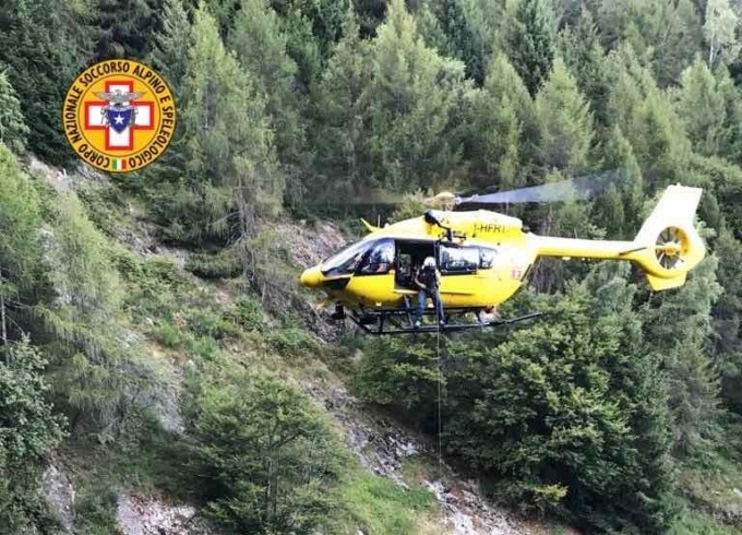 Esce per cercare funghi ma non rientra, anziano trovato morto in un dirupo
