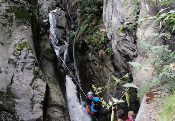 S’inventa il canyoning sul torrente Rogna e si incastra