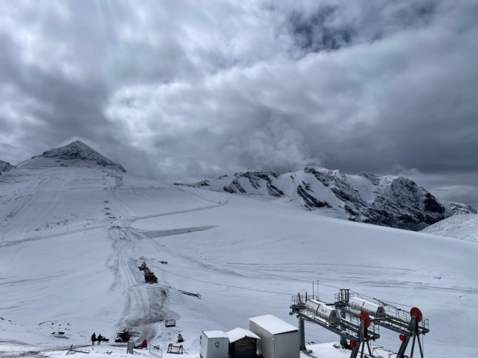 Riaprono le piste da sci sul ghiacciaio dello Stelvio