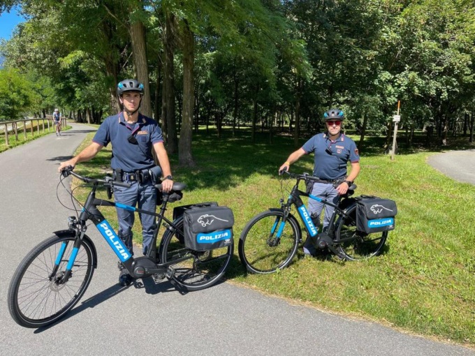 MET HELMETS dona caschi per bici alla Questura di Sondrio