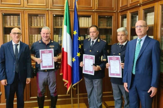 Consegnati i riconoscimenti a tre appartenenti alla Polizia di Stato