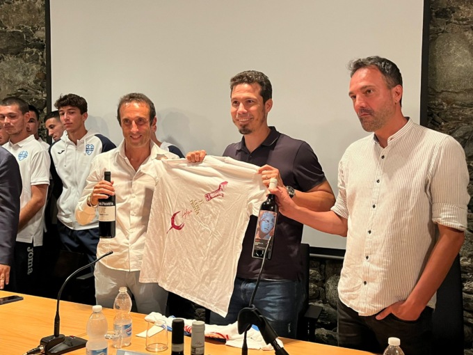 Presentazione tra gli applausi per la squadra della Nuova Sondrio Calcio