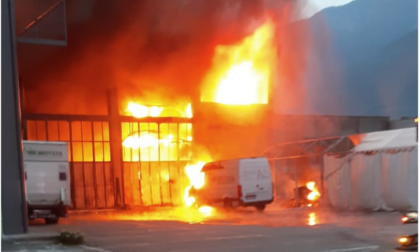 Incendio a Castione Andevenno, distrutto magazzino della Work Safety SPA