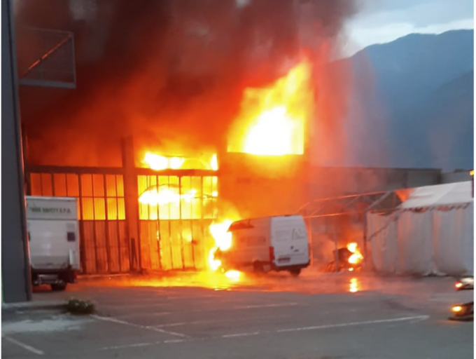 Incendio a Castione Andevenno, distrutto magazzino della Work Safety SPA