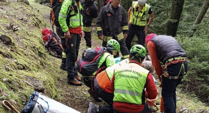 Soccorso alpino: 77enne scivola nel bosco a Campodolcino, trasportato in ospedale
