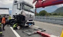 Incidente lungo la Statale 38, scontro tra un furgone e un camion