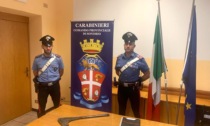 39enne armato di ascia minaccia vicini e carabinieri