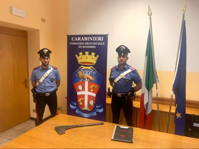 39enne armato di ascia minaccia vicini e carabinieri