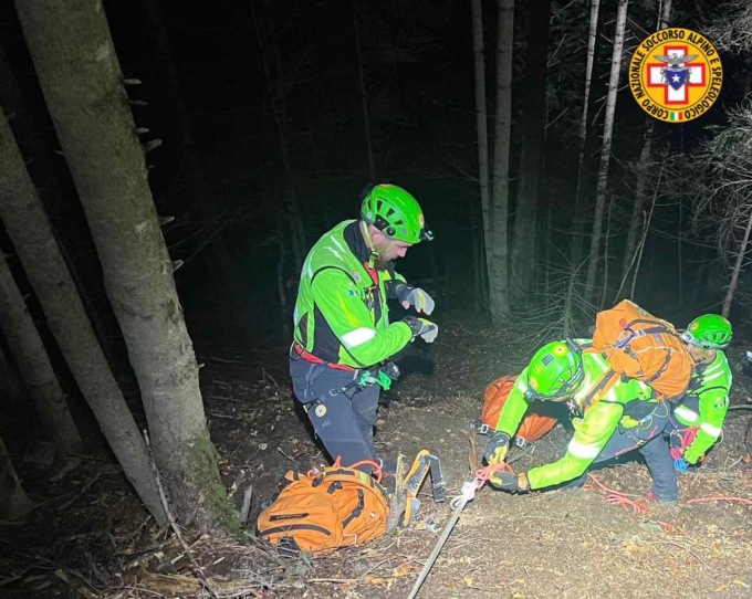 Anziano trovato morto in montagna, era uscito a cercare funghi